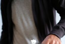 여름철 운동 중 적절한 수분 보충 타이밍 man pouring water in glass