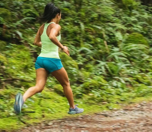여름 아침 운동의 장점과 추천 운동 woman in white tank top running on dirt road during daytime
