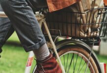 여름철 다이어트 중 효과적인 칼로리 소모 운동 person wears brown suede dress shoe