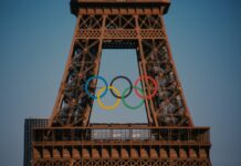 아듀 파리!…팀코리아, 최소 선수단으로 금 13개 획득 ‘역대 최다’ The eiffel tower with the olympic rings in front of it