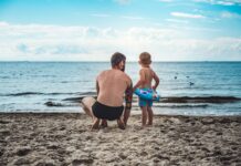 여름철 다이어트 중 효과적인 칼로리 소모 운동 man in black shorts holding blue plastic bucket on beach during daytime