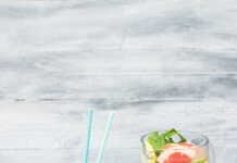 여름철 탈수를 예방하는 식단과 음료 clear glass pitcher on top gray tray