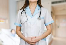 수련병원 전공의 7648명 사직 처리…하반기에 7707명 모집 신청 woman in white button up shirt and blue stethoscope