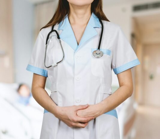 수련병원 전공의 7648명 사직 처리…하반기에 7707명 모집 신청 woman in white button up shirt and blue stethoscope