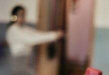 비 오는 날의 실내 운동: 작은 공간에서 하는 운동 팁 person holding pink and white dumbbells