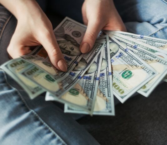 소상공인 저금리 대환대출 요건 대폭 완화…9일부터 접수 공고 fan of 100 U.S. dollar banknotes