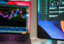 정부 “금융시장 변동성 확대…24시간 모니터링 체계 유지” a remote control sitting on top of a desk