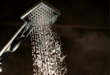 끝자락 여름철 체온 조절을 위한 효과적인 방법 a close up of a shower head with water coming out of it