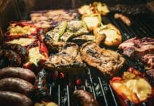 여름의 막바지, 시원한 여름을 만끽하는 최고의 해변 액티비티 5선 a bunch of food is cooking on a grill