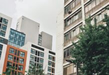 정부 “주택공급 획기적으로 확대…모든 정책수단 원점 재검토” a couple of tall buildings sitting next to each other