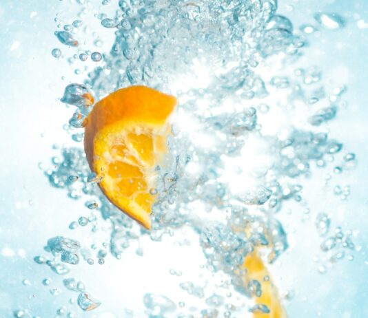 여름철 운동 중 신체 상태 체크리스트 sliced orange fruits underwater