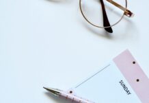 한여름 다이어트, 무더위 속에서 안전하게 살 빼는 법 eyeglasses near paper and ballpoint pen