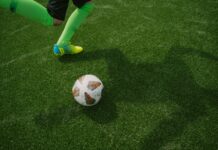 여름철 피해야 할 운동과 대안 a football ball on the grass