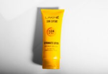 자외선 차단제 사용법과 효과적인 바르는 방법 a tube of sunscreen on a white surface