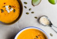 여름철 다이어트를 위한 저칼로리 음식 추천 two sauces topped with seeds