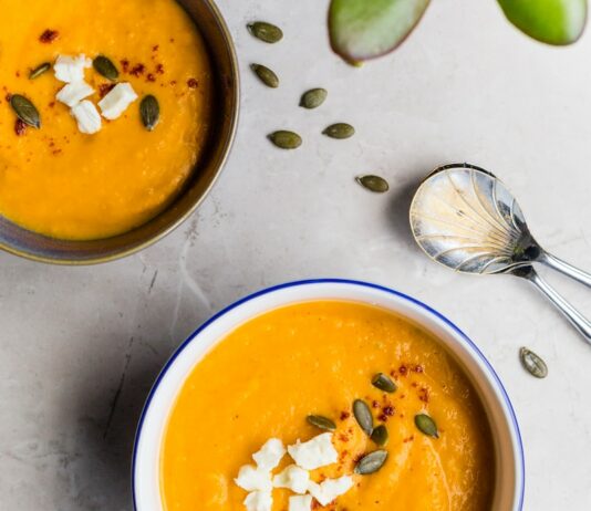 여름철 다이어트를 위한 저칼로리 음식 추천 two sauces topped with seeds