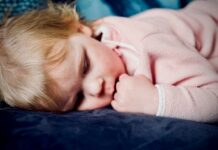 여름철 운동 전 충분한 수면이 중요한 이유 baby sleeping on black surface