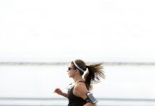 여름철 운동 루틴 유지하는 방법 woman running wearing armband