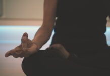 비 오는 날의 실내 운동: 심리적 안정과 체력 증진을 위한 명상과 운동 조화 person doing yoga on floor