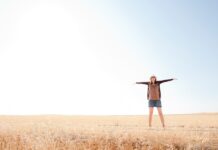 전국적으로 폭염 확대…정부, 인명피해 최소화에 총력 대응 woman standing on field