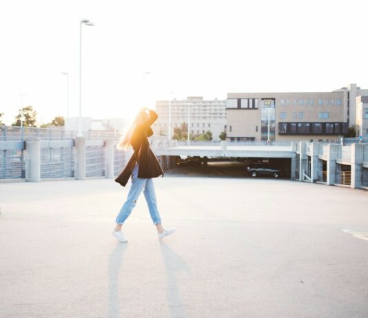 여름철 피로 해소법: 운동과 식단 조절 woman walking on road near building at daytime