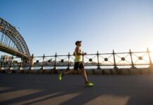 무기력한 몸을 일으키는 운동: 유산소 운동으로 활력을 되찾다 man in yellow tank top running near shore