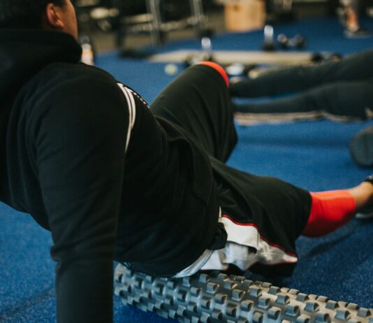 여름철 운동 후 빠른 회복을 위한 방법 person in black pants and white shirt