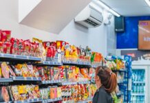 종합청사에 발달장애인 자립 돕는편의점 개점 a woman standing in front of a display of food