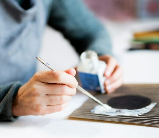 운동의 힘: 신체와 정신 건강을 동시에 챙기기 person in gray long sleeve shirt holding white and blue ceramic mug