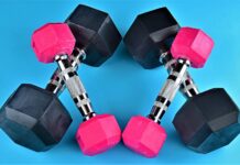 장기적인 건강관리를 위한 운동전략 a pair of pink and black dumbs on a blue background