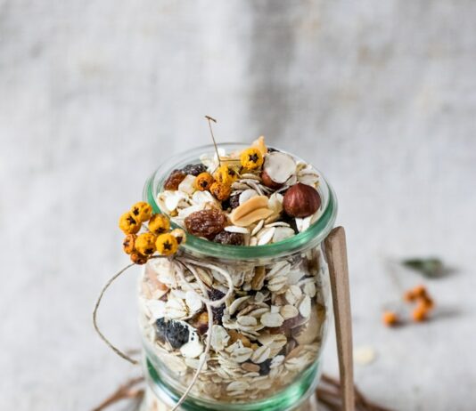 식이섬유의 중요성: 소화 건강과 면역력 강화 clear glass bottle on gray textile