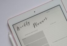 건강한 습관을 위한 일상 flat lay photography of turned-on silver iPad beside Apple Pencil
