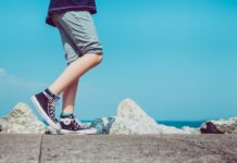 하루 30분 걷기가 심장병 위험을 40% 줄인다 person walking on gray concrete pavement