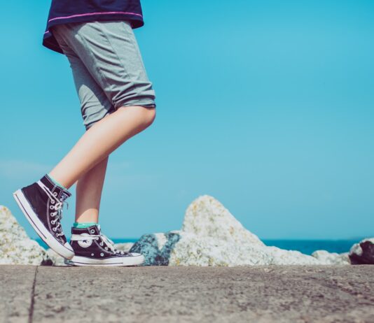 하루 30분 걷기가 심장병 위험을 40% 줄인다 person walking on gray concrete pavement