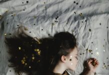 디톡스 다이어트의 진실과 허구 woman in brown long-sleeved top sleeping on bed