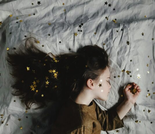 디톡스 다이어트의 진실과 허구 woman in brown long-sleeved top sleeping on bed