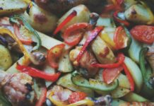 체중 조절을 위한 저칼로리 식사 레시피와 팁 a close up of a plate of food with meat and veggies