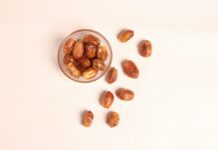 간헐적 단식이 체중 감량에 미치는 효과 a glass bowl filled with nuts on top of a table