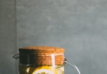 운동 성과 향상을 위한 적절한 영양: 운동 전후의 식사법 clear glass pitcher filled with sliced lemons on black and white table runner