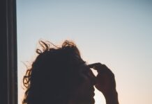 스트레스 관리, 정신 건강도 챙기자 man holding forehead under sunset