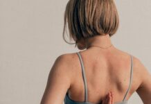 환절기 정신적 웰빙 유지하기 a woman wearing a garment