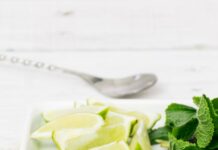 허브와 자연요법으로 건강지키기 green leaf beside a lime close-up photography