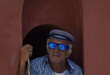 노인 건강을 위한 맞춤형 운동과 영양 man with sunglasses sitting