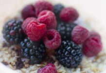 면역력 강화를 위한 슈퍼푸드: 효과적인 음식 리스트 a bowl of oatmeal with raspberries and blueberries