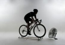 실내 자전거 타기로 체력 향상하기 man in black t-shirt riding on orange and black bicycle