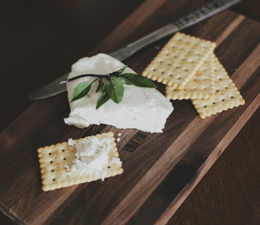 운동 성과를 높이는 피트니스 간식 biscuits on chopping board