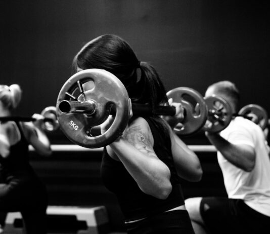 근육 강화와 체력 향상을 위한 최고의 운동 조합 three person lifting barbels