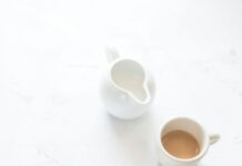 건강한 아침 식사의 중요성 white ceramic plate beside gray steel spoon