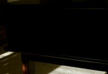 환절기, 호흡기 건강을 지키는 방법 a white air conditioner sitting under a table