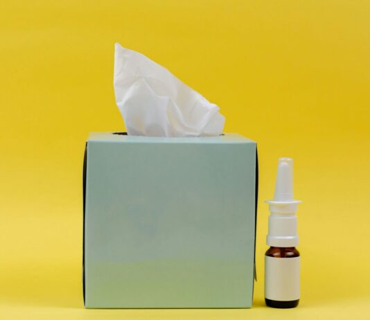 환경 속에서 실천하는 알레르기 예방 white and brown bottle beside white tissue box